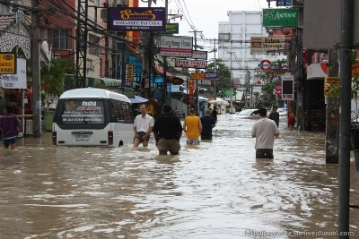 В некоторых районах города вода доходит людям до колена и выше