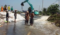 Ремонт прорыва водного барьера вдоль канала Хок Ва
